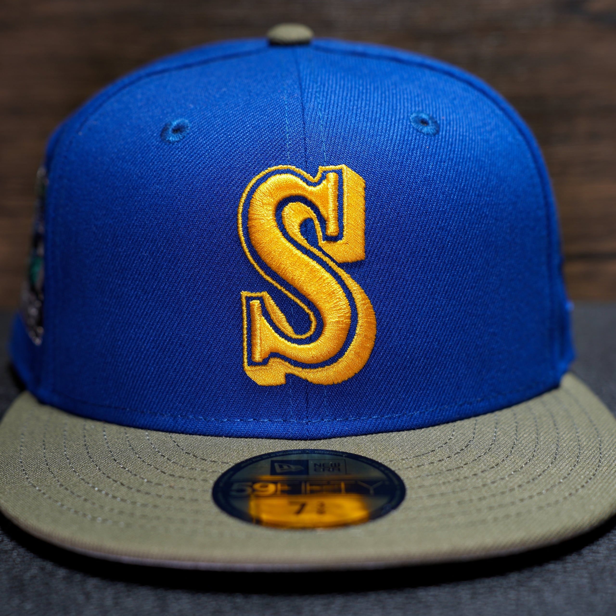 New Era fitted high quality hats for men. Seattle mariners blue brim.